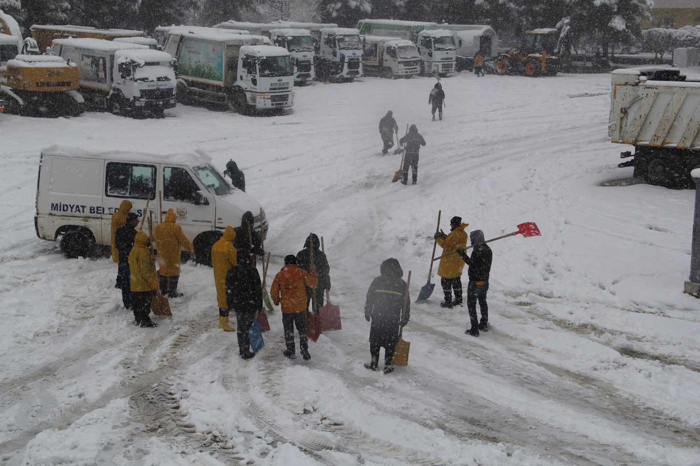 Midyat'ta karla mücadele aralıksız olarak sürüyor
